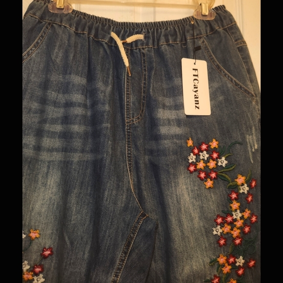 Floral Embroidered Capri Jeans - Picture 5 of 6